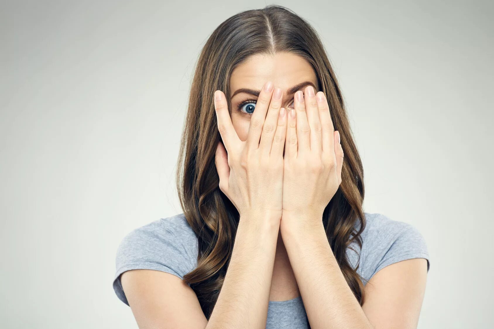 Женщина выглядывает. Женщина эмоции. Негативные эмоции. Девушка очень боится что делать. Девушка очень боится что делать.