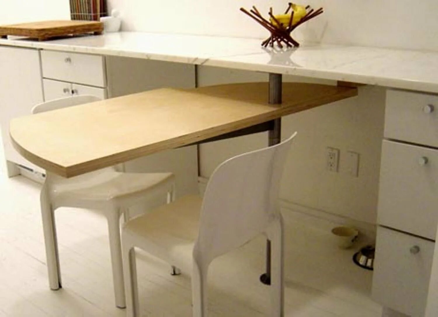 Давай в другой стол. Выдвижной стол. Выдвижной стол на кухне. Кухонный стол с выдвижной столешницей. Барная стойка с выдвижным столом.