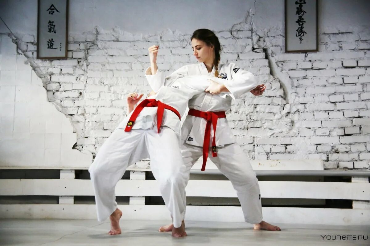 кикбоксинг тренировка. боевые искусства сегодня. нож в филиппинских боевых искусствах. секция единоборств. бразильское джиу-джитсу боевые искусства.