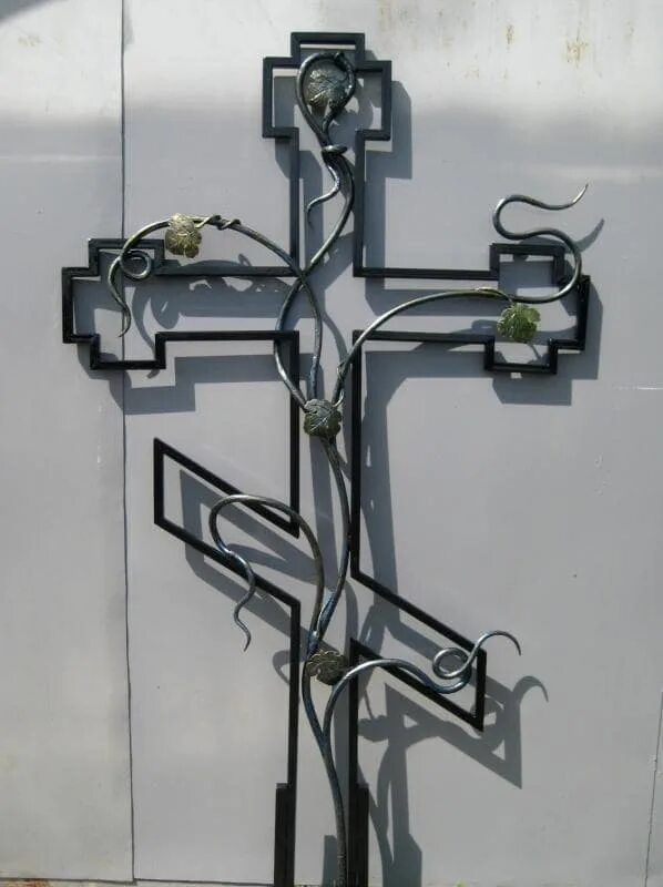 Кованый крест. Ковка на могильный крест. Крест могильный металлический кованый. Каслинское литье, могильные кресты. Кованые кресты на кладбище.