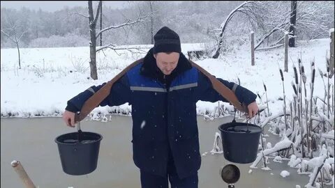 Коромысло на котором носят ведра с водой