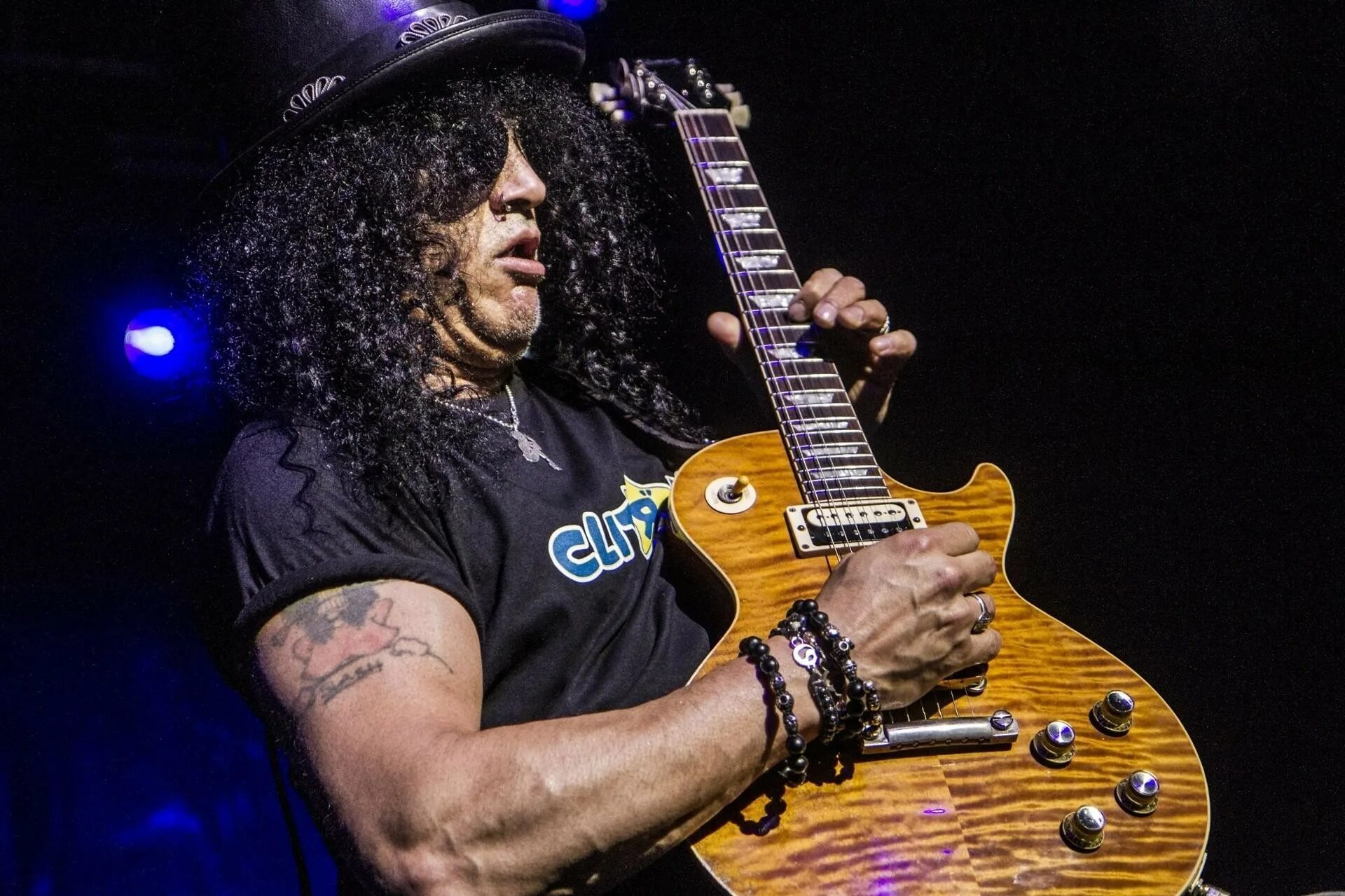 удивленный музыкант