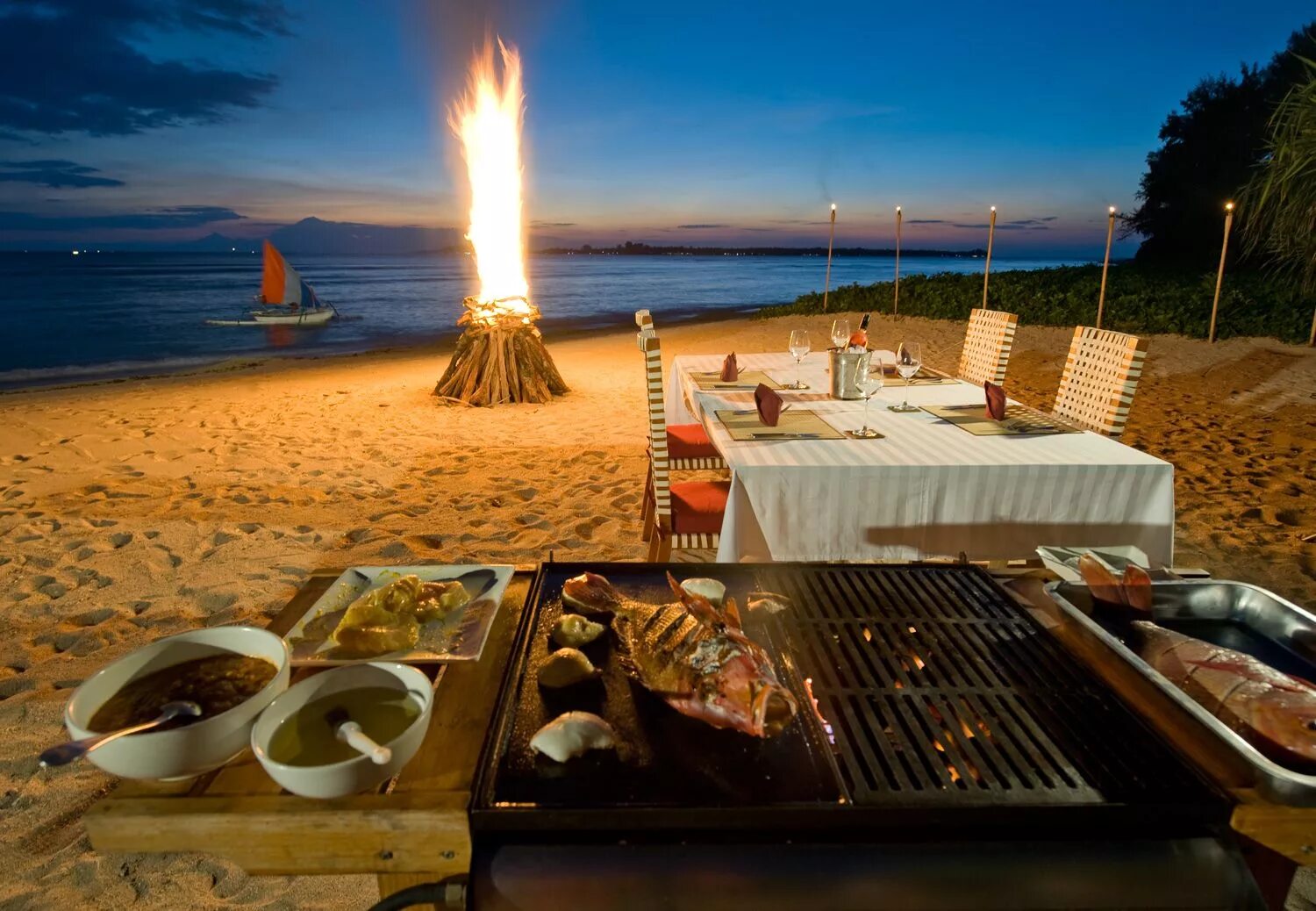 Private beach. Шашлык на берегу моря. Барбекю на береге моря. Ужин на берегу моря. Барбекю на природе.