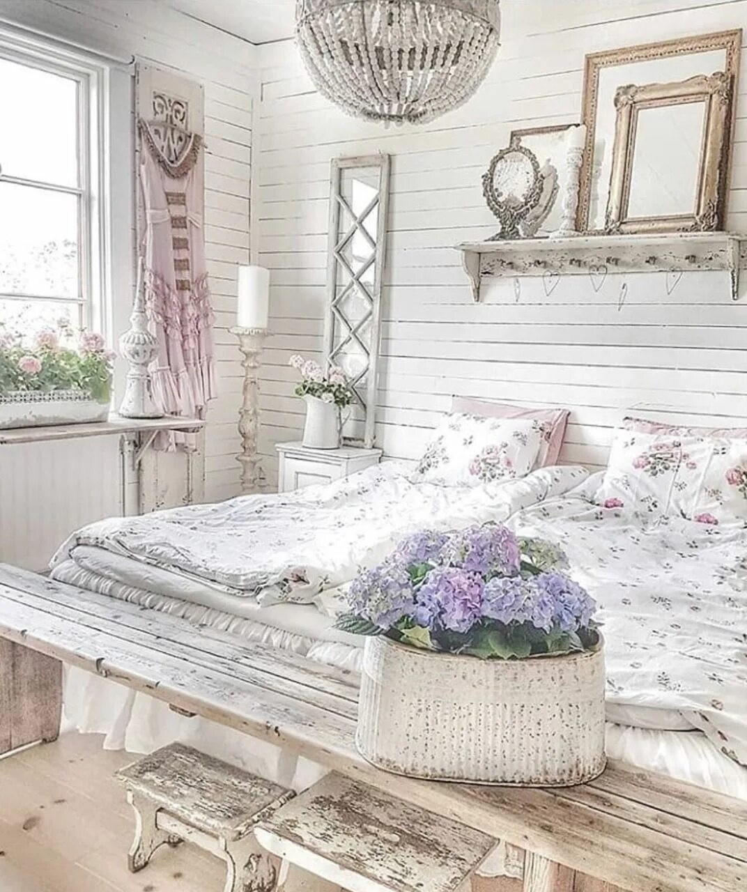Спальня прованс шебби шик кантри. Shabby chic стиль в интерьере. Стиль шебби шик в интерьере. Шебби шик прованс. Спальня в стиле шебби шик и прованс.