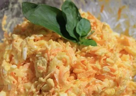 Вкусный салат из моркови и сыра
