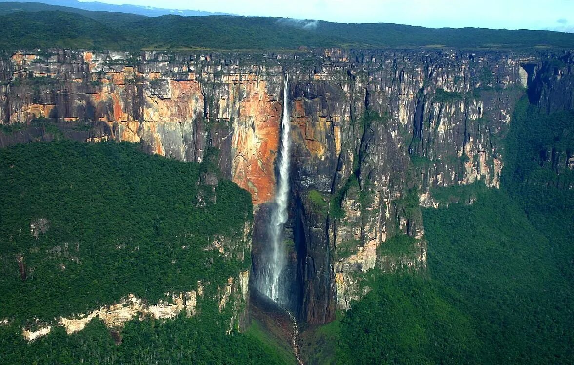 Водопад на гвианском плоскогорье. Водопад Анхель Венесуэла. Национальный парк Канайма Венесуэла. Тепуи Венесуэла. Водопад Анхель в Южной Америке.
