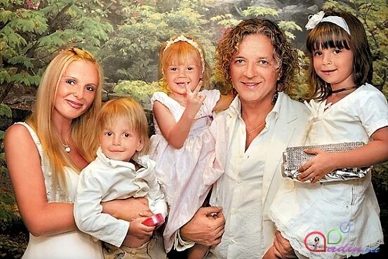 Роман жуков певец дети. Ольга илларионова и рома жуков. Роман жуков певец жена. Сколько лет роману жукову певцу. Сколько лет роману жукову певцу.