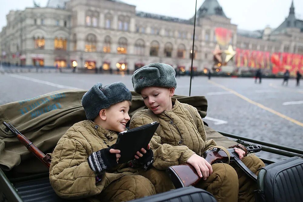 Московский военный. Дети военной Москвы. Мальчишки на военном параде в Москве. Парад ватников. Поколения военных.