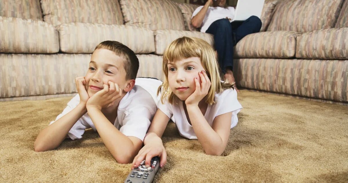 Kids watching tv. Телевизор для детей. Дети смотрят телевизор. Школьники перед телевизором.