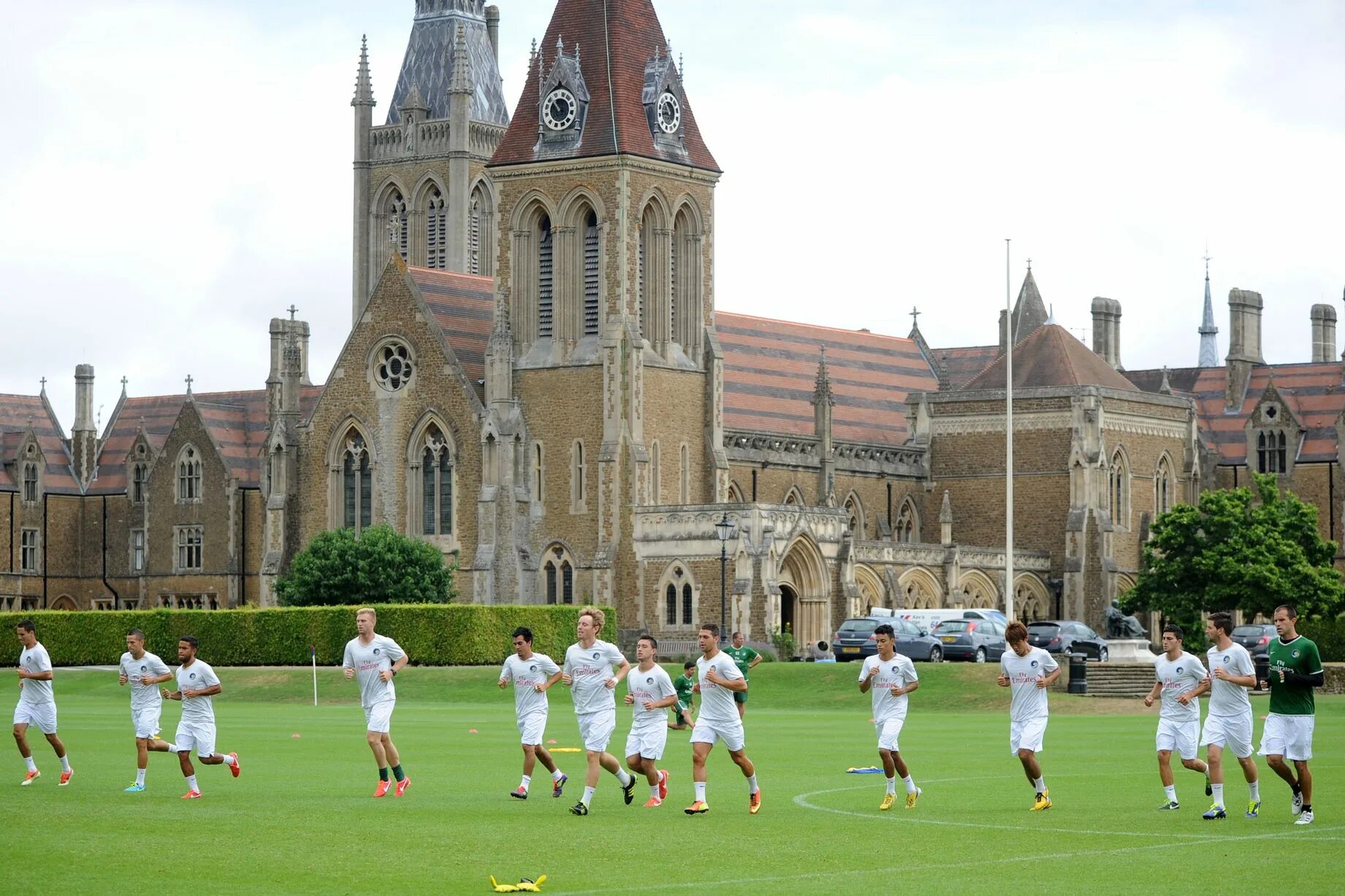 They playing football at the institute. Школа Чартерхаус в Англии. Школа Харроу в Англии. Charterhouse School спорт. Charterhouse School (Англия, Великобритания внутри.