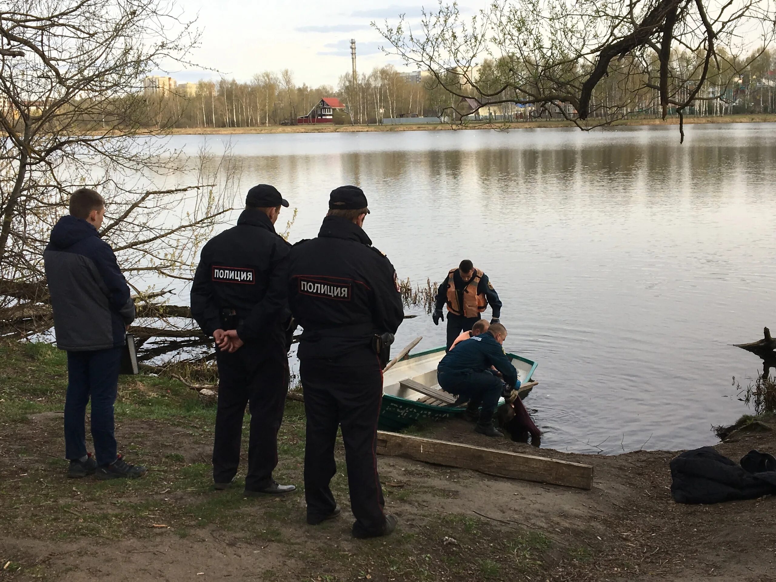 Полиция на берегу реки. Полиция на речке.