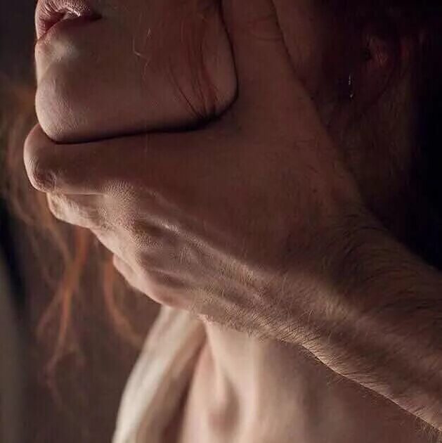 мужская рука на шее девушки. сзади за волосы девушку. мужские руки на шее. мужские руки во рту женщины. грубый страстный поцелуй.