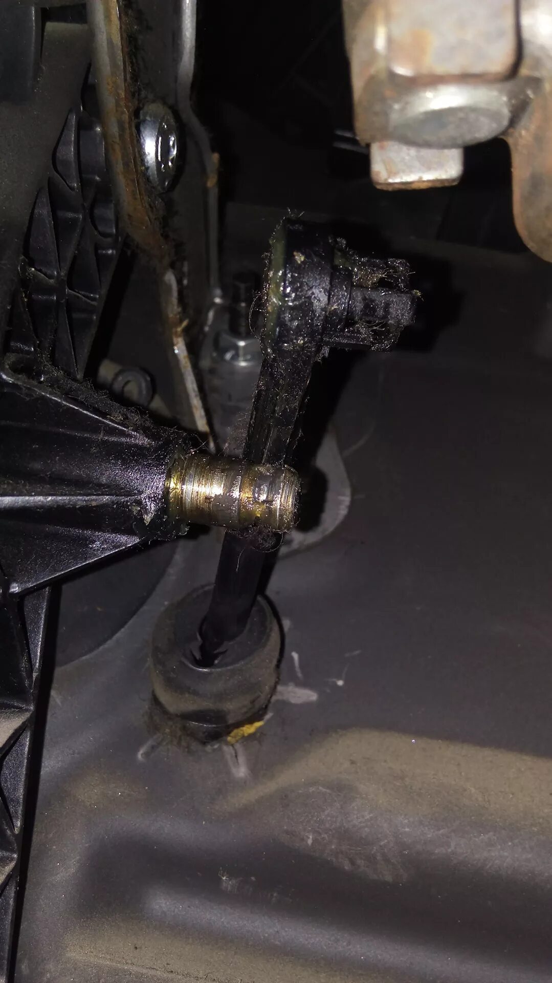 Шток педали сцепления форд фокус 1. Фокус 1 соскакивает шток педали сцепления. Как снять шток сцепления. Как снять шток сцепления. Выжимной цилиндр сцепления ваз 2106.