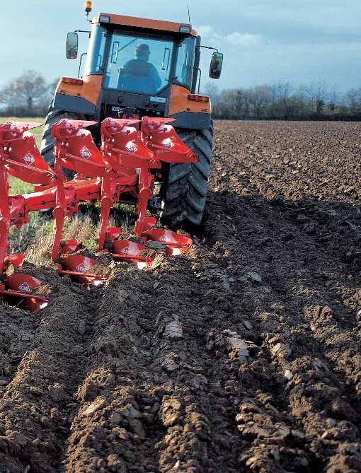 Лункование зяби. Правильная обработка почвы. Глубокорыхлитель квернеланд dtx 300. Обработка земли. Культиватор кпм агро 10.