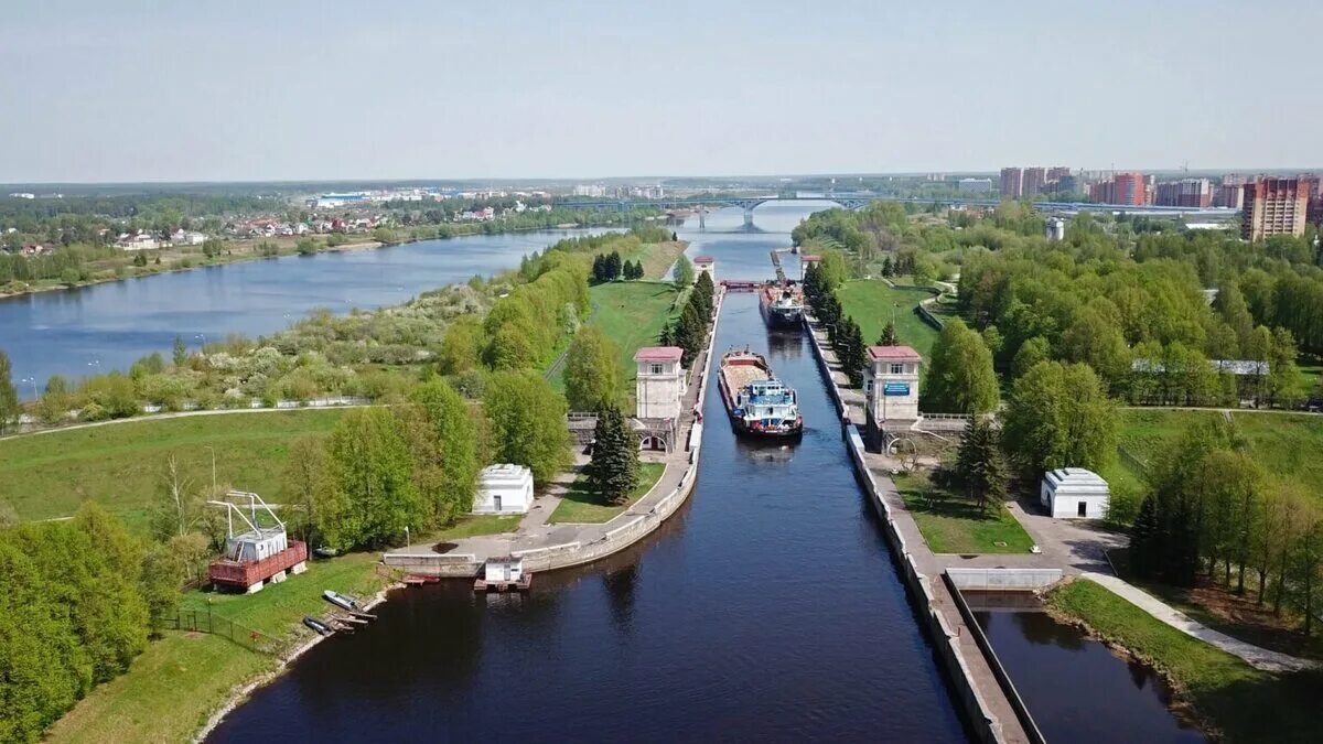 Дубна московская область работа вакансии. Шлюз канала имени москвы дубна. Фотометр эйлитон. Дубна река волга. Дубна набережная волги.
