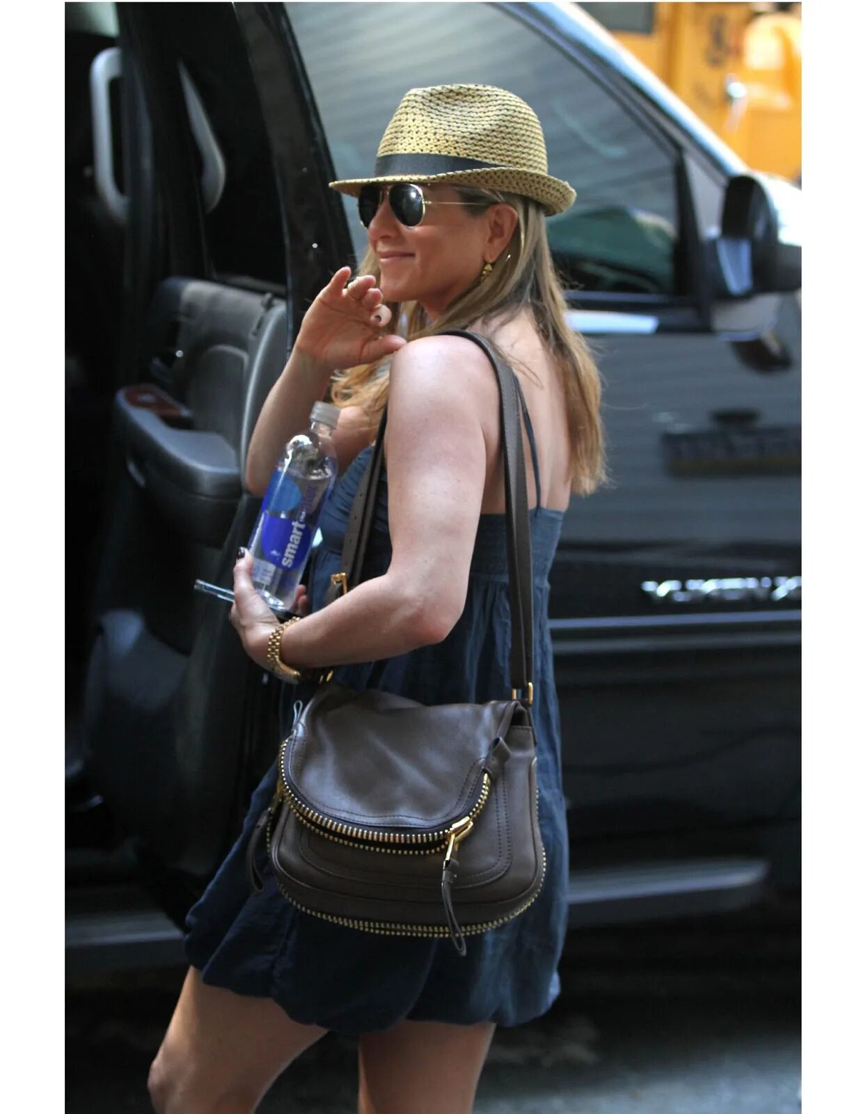 Jennifer Aniston Paparazzi. Энистон папарацци 90е. Американские папарацци.