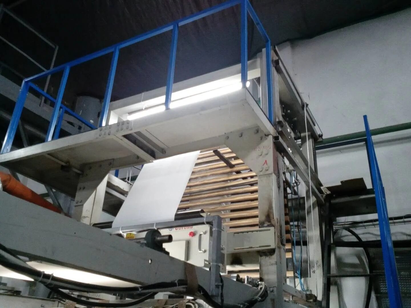 Пленка-стрейч (500мм*300м)х23мкм. Оборудование для упаковки в полиэтилен. Технология экструзии пленок. Экструзия пленки. Плоскощелевой экструдер.