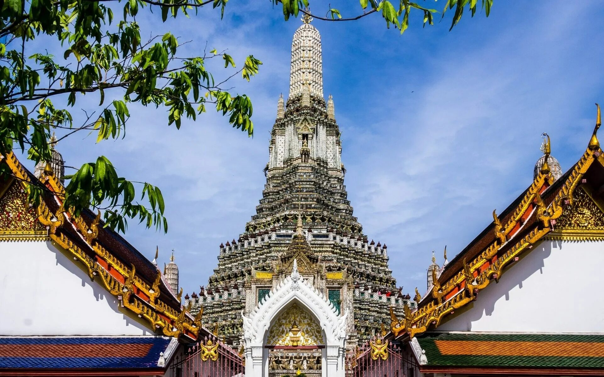 Храм утренней зари (wat Arun). Храм ват Арун. Храм ват Арун (утренней зари), Бангкок, Таиланд.. Храм рассвета в Бангкоке.