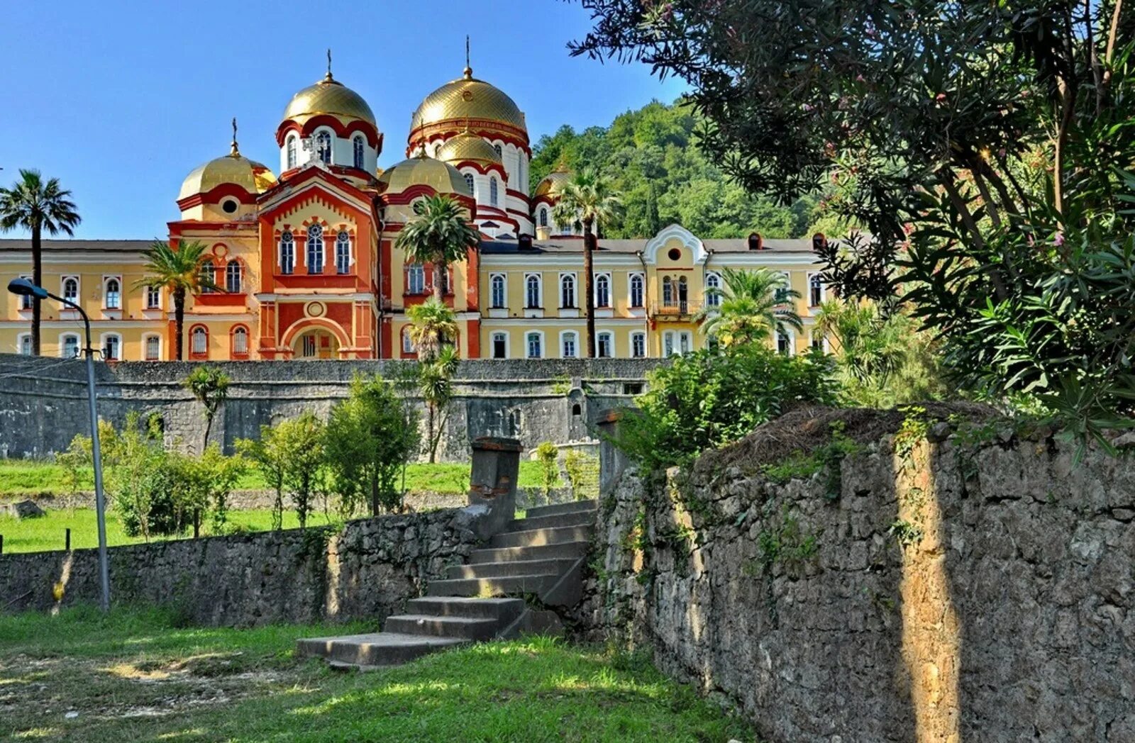 Новый афон монастырь. Новый афонскимонастырь. Новоафонский монастырь в абхазии туристы. Новоафонский монастырь абхазия новый афон. Абхазия новоафонский монастырь гагры.