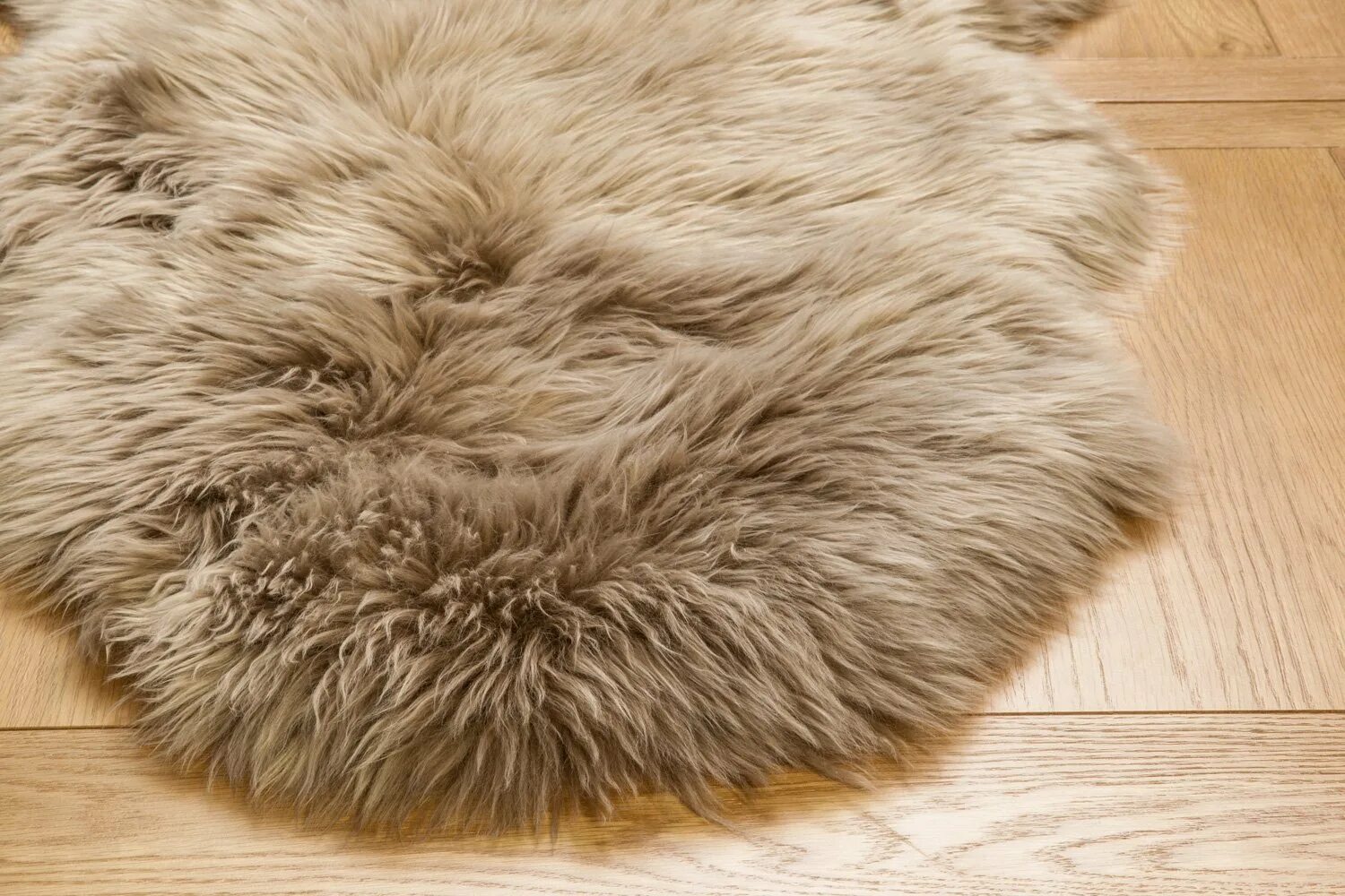 Мех пол. Коврик из меха. Черный мохнатый ковер. Ковер из меха. Мех пол.