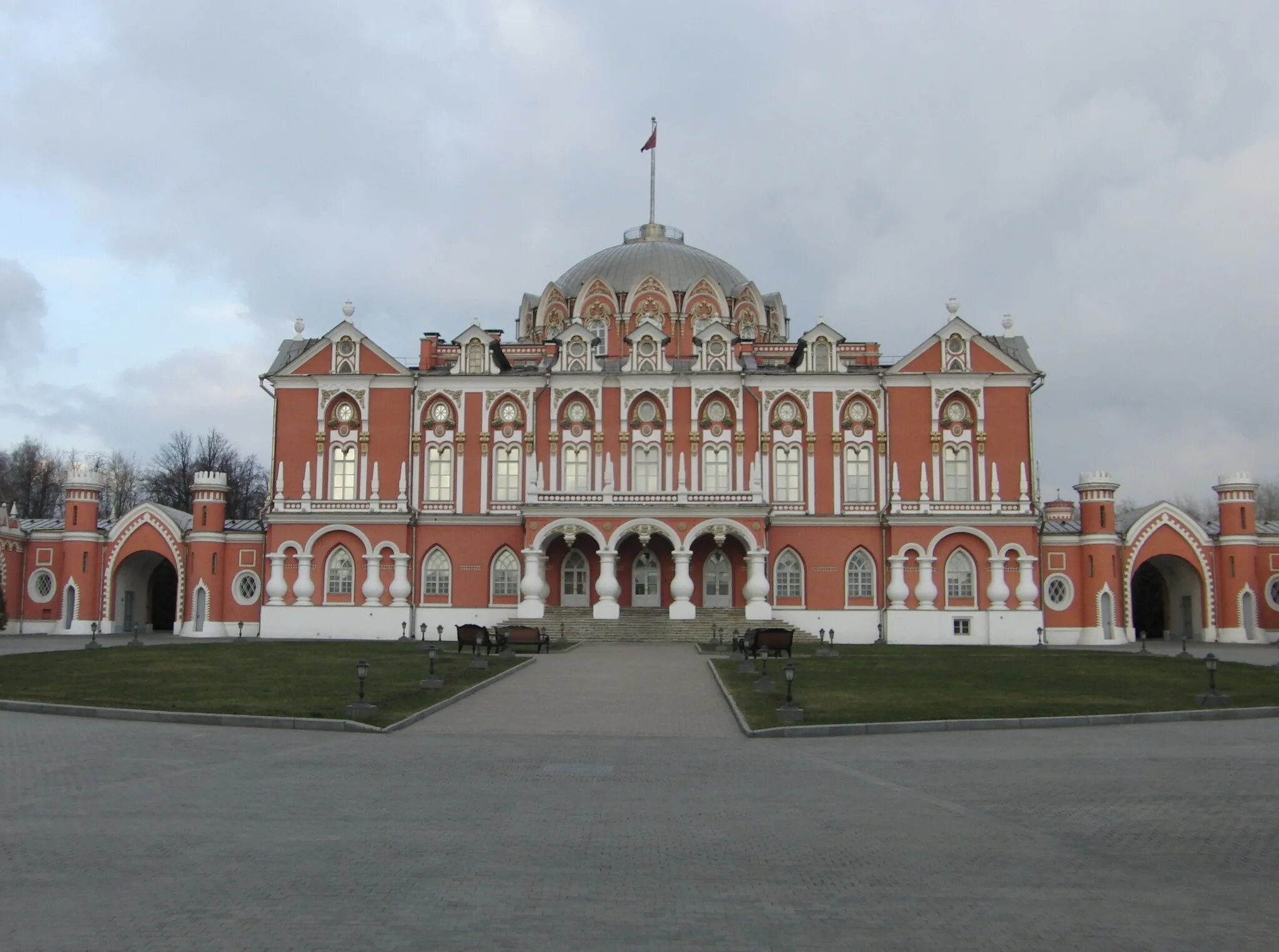 Путевой дворец история. Петровский путевой дворец. Путевой дворец императрицы Казаков. Волоколамск путевой дворец.