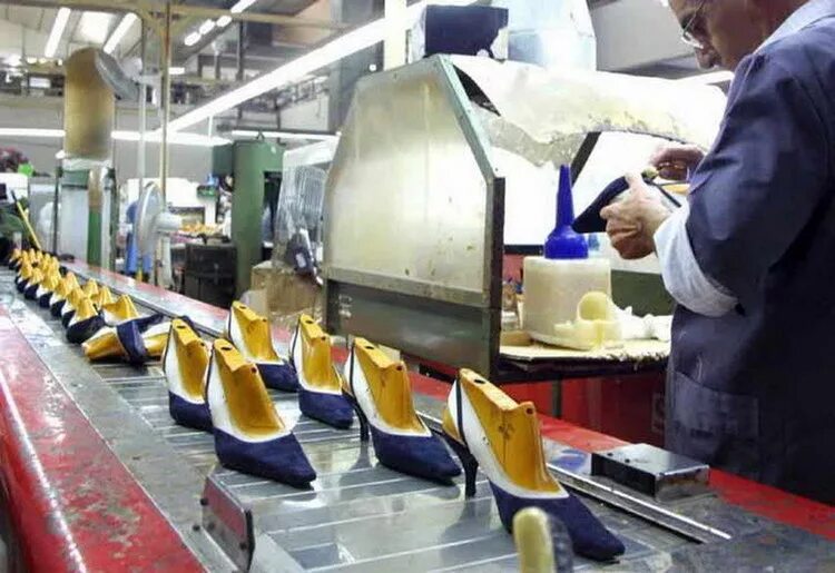 итальянские обувные фабрики. изготовление обуви. производство женской обуви. мастерская обуви. обувной цех.