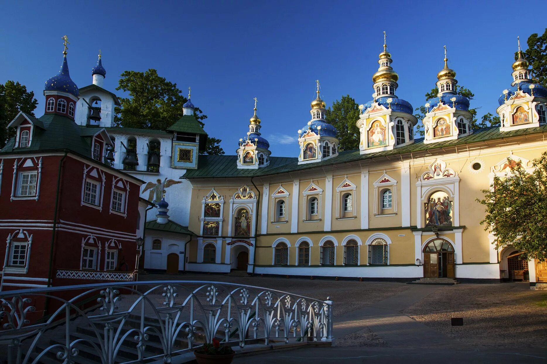 Монастыри псковской области фото. Свято-Успенский Псково-Печерский монастырь. Монастырь Псково-Печерская обитель. Печоры Псково Печерский монастырь. Псков монастырь Печоры.