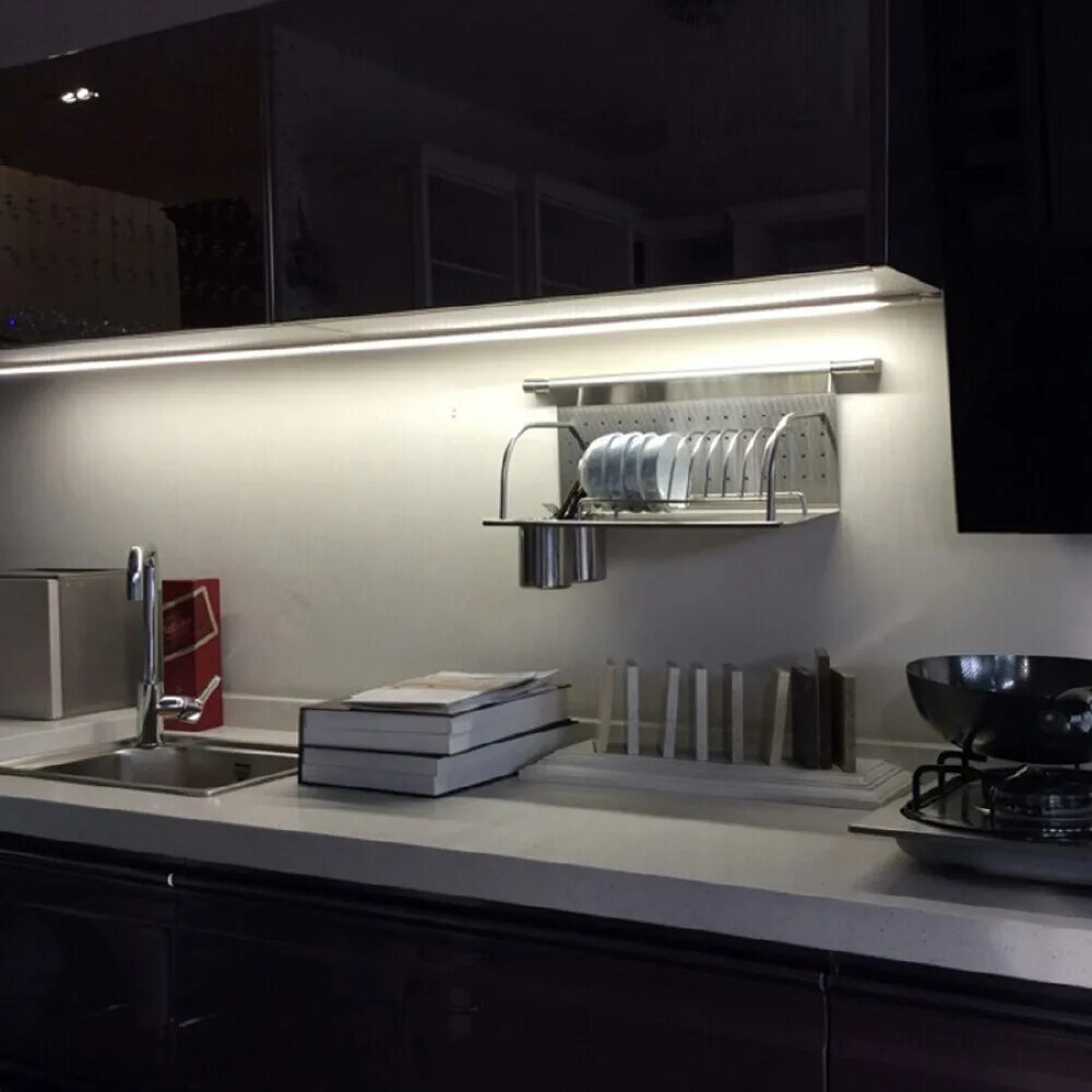 Кухня без подсветки. Светодиодная подсветка для кухни. Подсветка под кухонными шкафами. Кухонный гарнитур с подсветкой. Подсветка для кухни под шкафы.