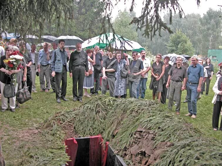 Кладбище первомайское орск. Горкинское кладбище памятники. Горкинское кладбище видное. Белоостровское кладбище могилы. Горкинское кладбище видное.