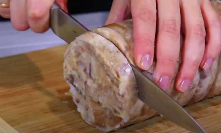 ветчина из рульки. рецепт колбасы из рульки. домашняя ветчина из свиной рульки. колбаса из рульки свиной в бутылке. колбаса из рульки свиной.