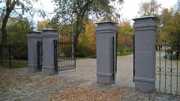 Ворота екатеринбург. Раздвижные ворота на забор дорхан. Ворота екатеринбурга старинные. Ворота екатеринбург. Екатеринбург ворота в историческом сквере плотинка.