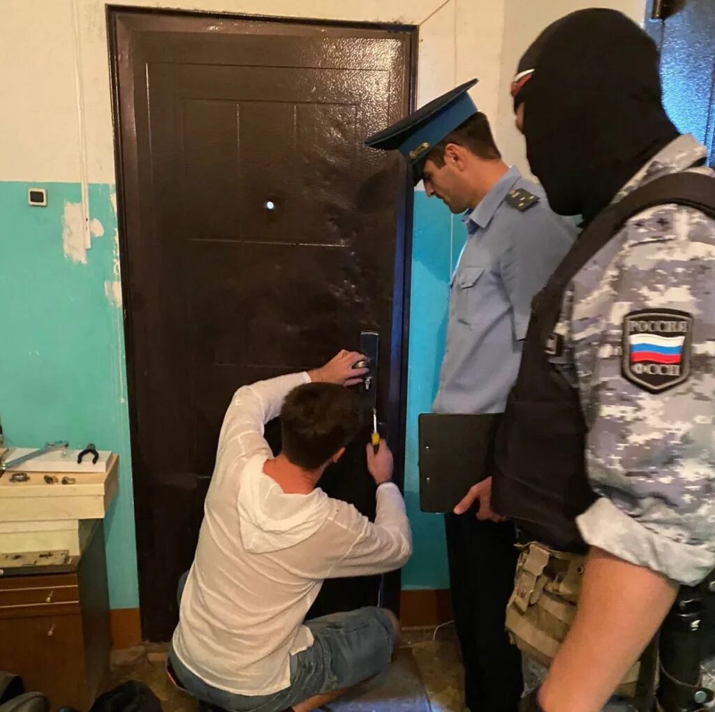 Судебное выселение из комнаты. Приставы выселяют из квартиры. ссп 35. принудительное выселение картинки.