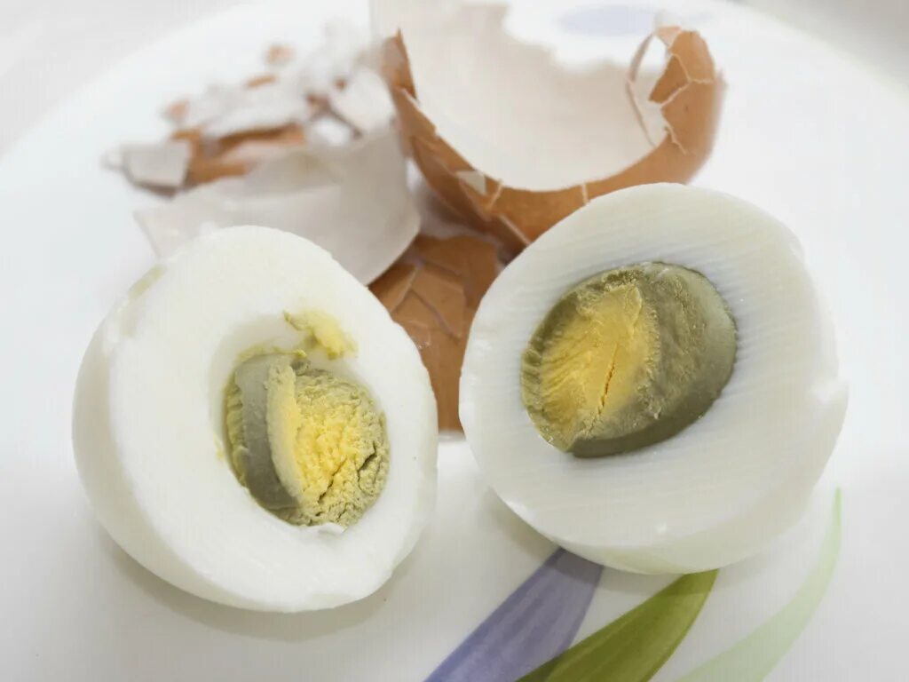 Зеленый желток. Вареное яйцо в разрезе. Переваренные яйца. Желток вареного яйца. Яйцо вареное вкрутую.