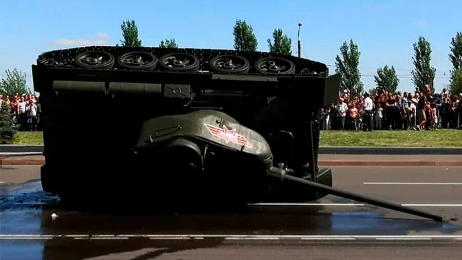 Tank 300. Перевернутый танк т-72. Танк перевернулся. Танк 300 перевернулся. Перевернулся танк в наро-фоминске.