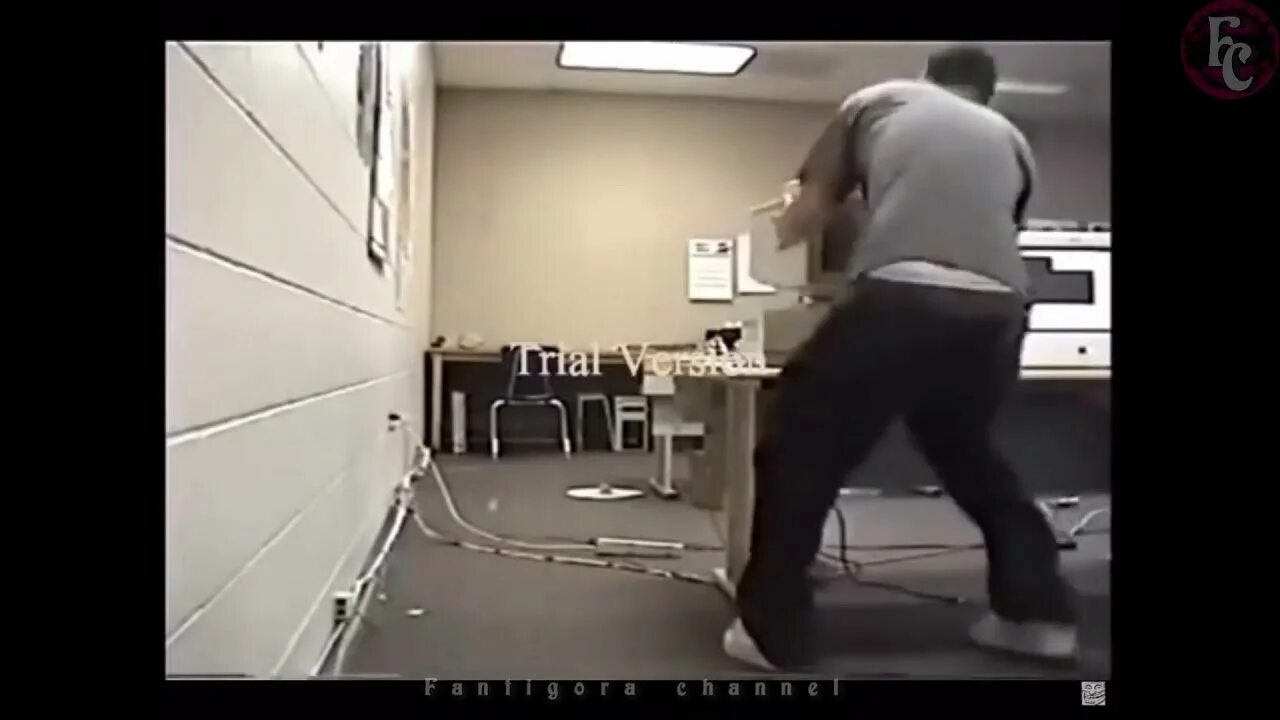 Псих за компьютером. Подборка психов за компьютерами. Псих за компьютером. Псих разбивает компьютер. Псих за компом.