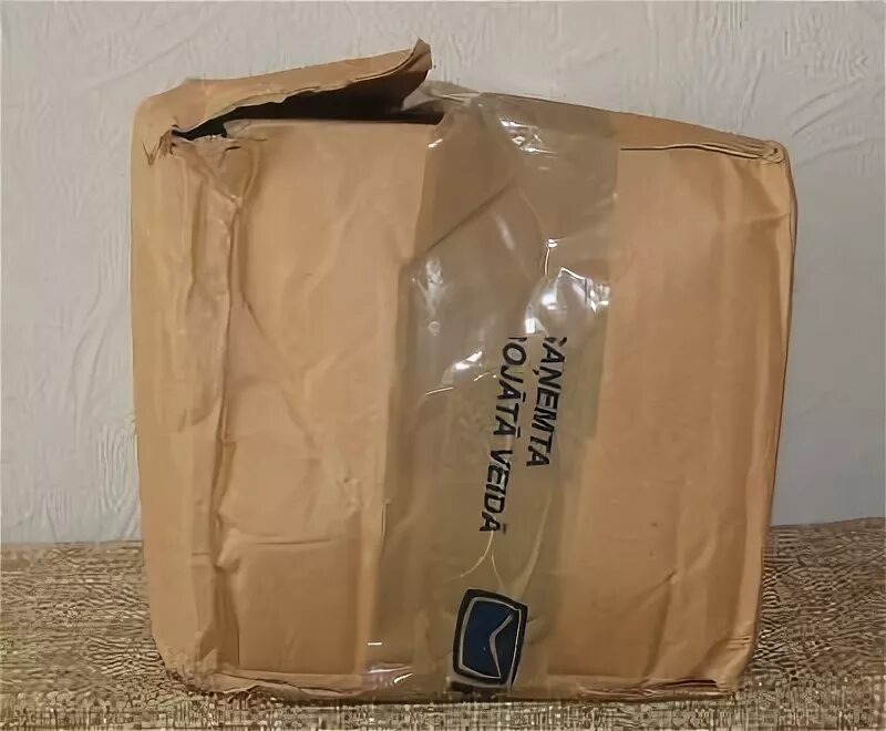 нарушена упаковка. мятая картонная коробка. нарушена упаковка. упаковка товара на складе. поврежденная упаковка с продуктом.