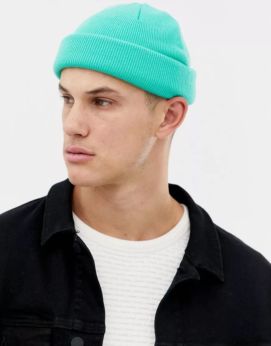 Шапка бини мужская 2021. Укороченная шапка. Шапка бини докер женская. Шапка на голове мужская. Шапка бини 2022 мужская.