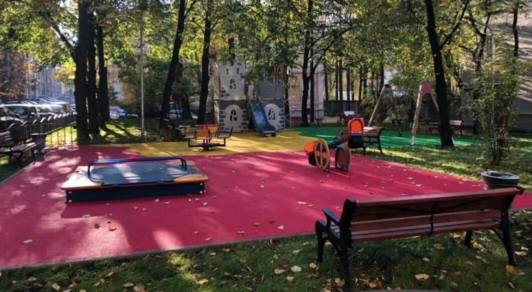 Сцена в хамовниках. Площадка в Хамовниках. Парк Хамовники. Хамовники дворы. Хамовники дворы на дворы.