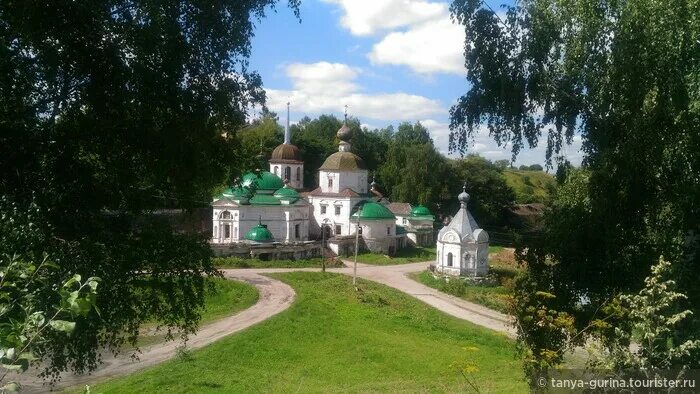 Церковь Параскевы Пятницы / Два берега реки разделяют Страрицу, на одном кипит ж