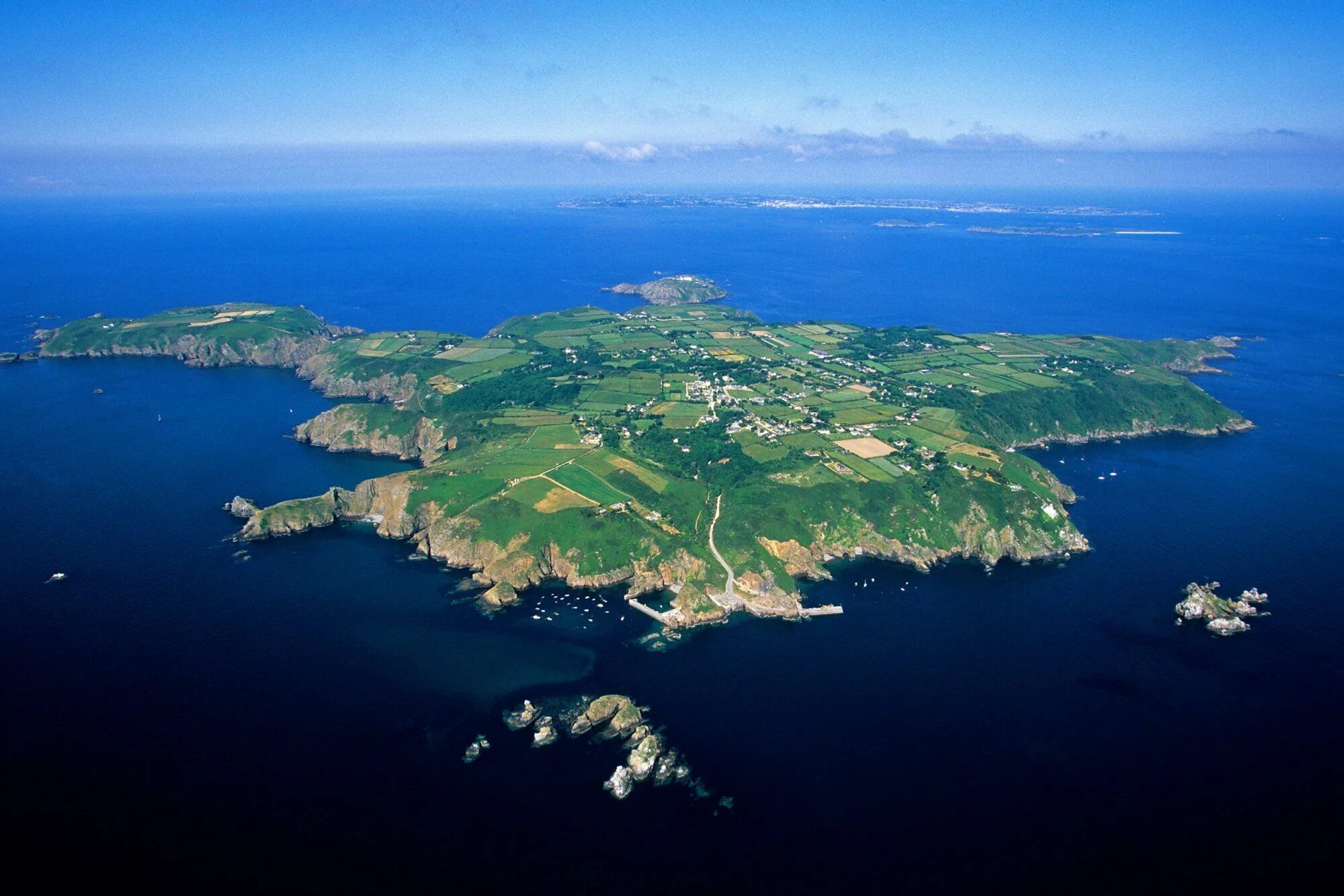 Великобритания большой остров. Остров Сарк нормандские острова. Остров джерси ла Манш. Джерси остров в проливе ла-Манш. Нормандские острова джерси.