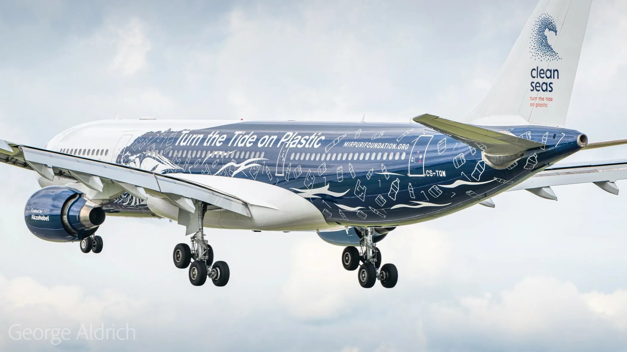He ever ride the tidal. Ливрея самолета SSJ-100. МС-21 ливреи. МС-21 ливрея флаг. Hi Fly авиакомпания.