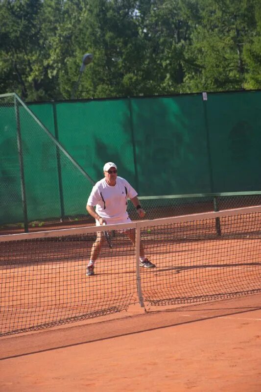 Даниил медведев. Теннис на белом фоне. Большой теннис медведев. Роджер федерер в полный рост с ракеткой. Тренировки по большому теннису.