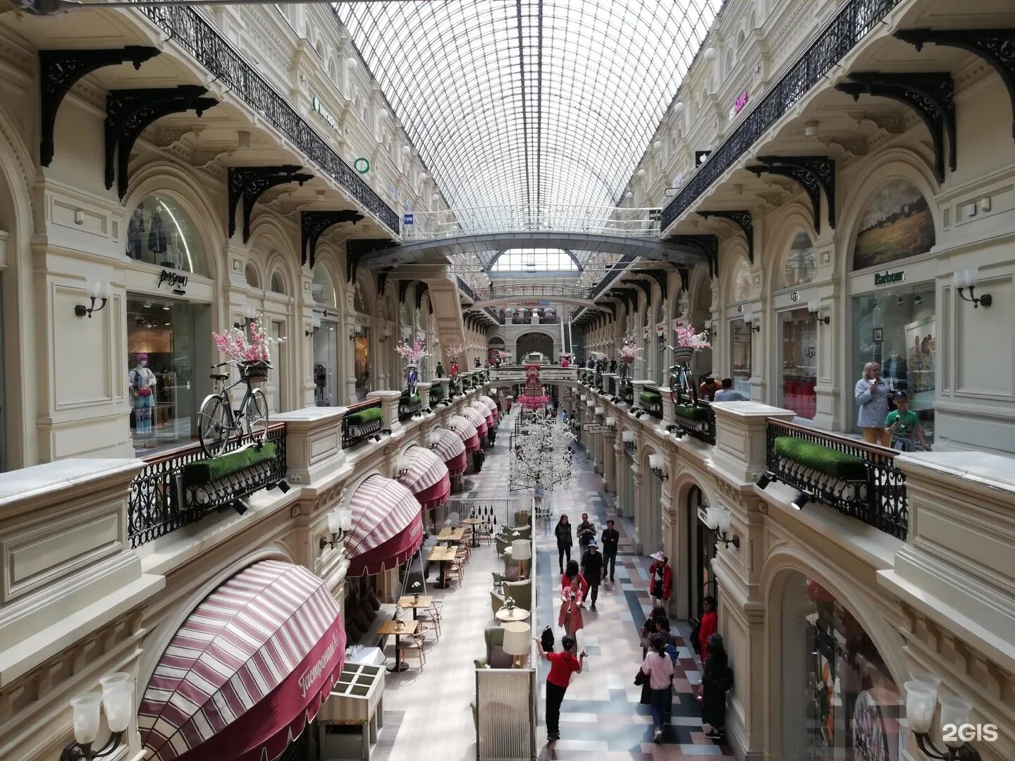 Гум и цум в чем разница. Универмаг ГУМ Москва. ГУМ В 2002 году. ГУМ Москва внутри. ГУМ Москва изнутри.