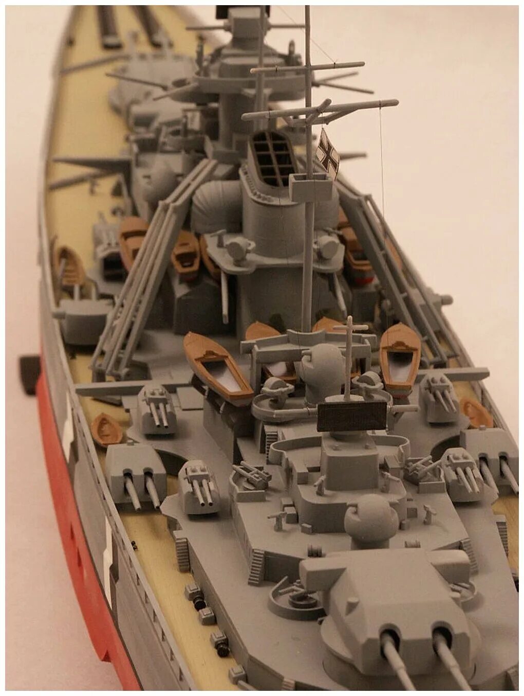 Модель бисмарка 1 200. Бисмарк корабль модель. Модель "линкор бисмарк". Бисмарк revell 1/700. Бисмарк корабль модель.