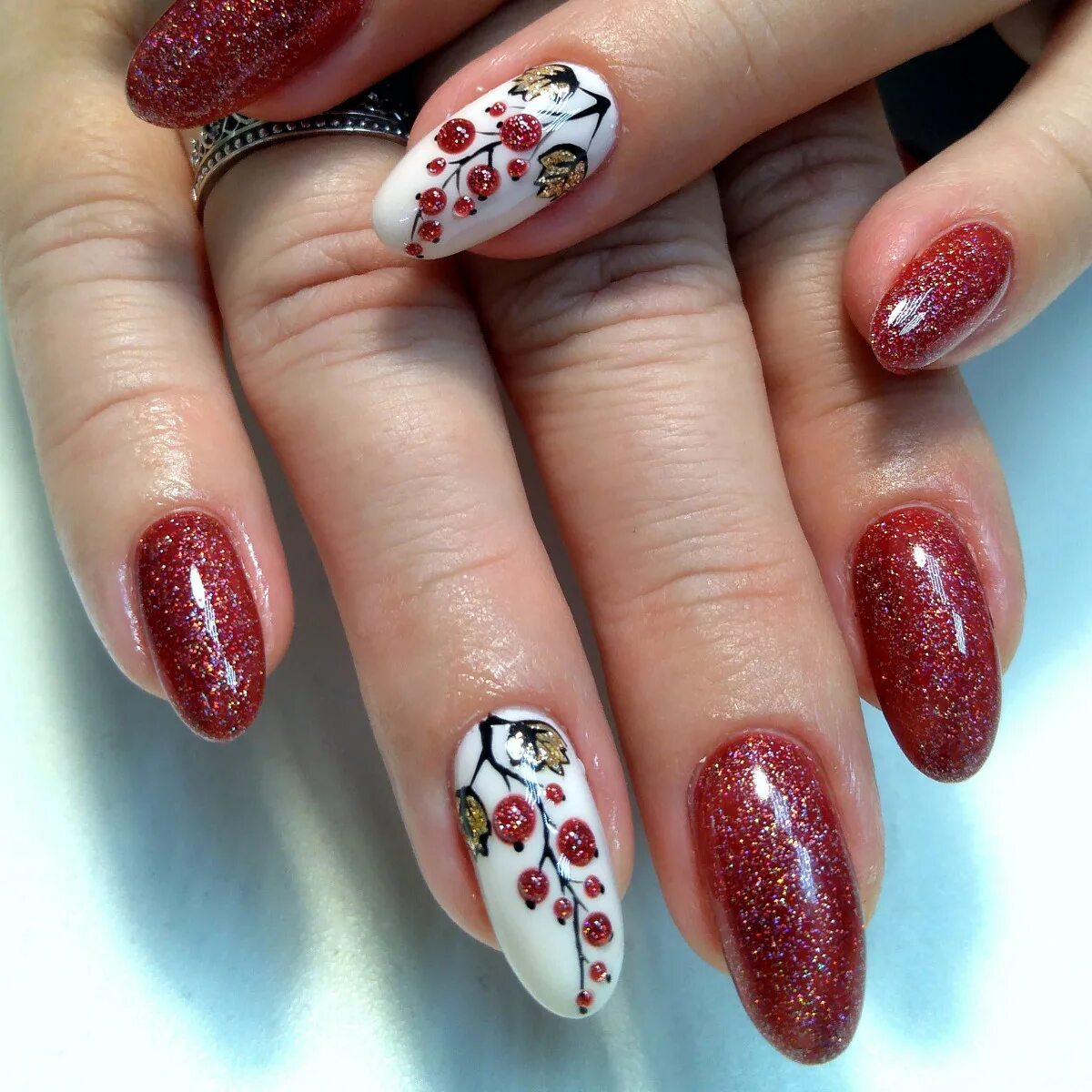 Красный маникюр сблестакми. Красные ногти с блёстками. Гель лак красный с блестками. Маникюр скрастными блестками. Красный маникюр с бликом.