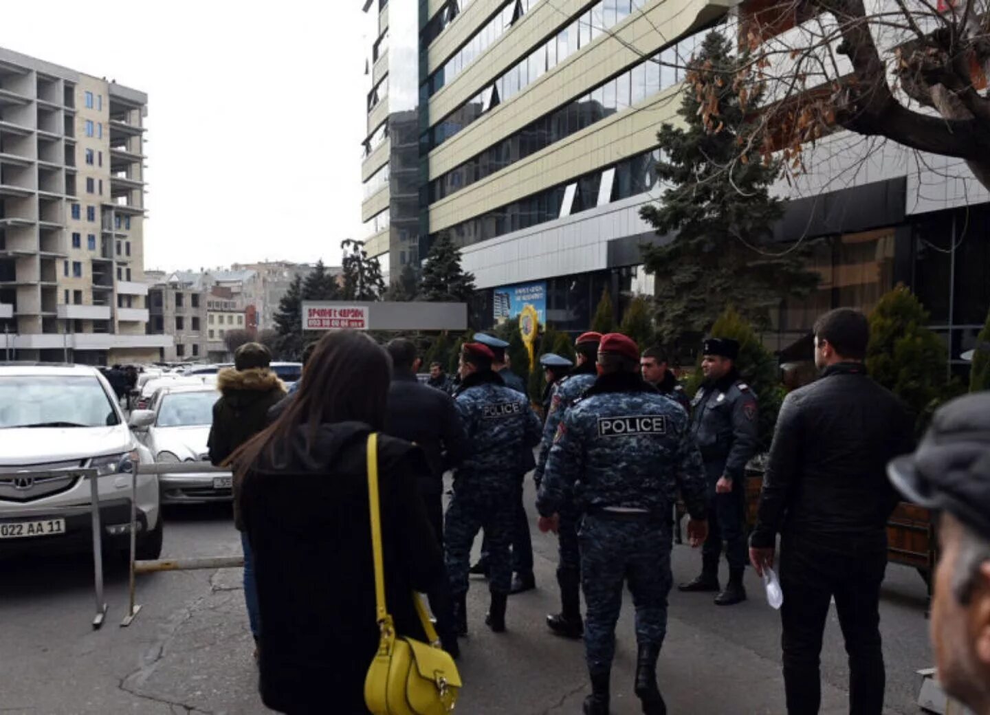 Вооруженные люди ворвались в полицию в ереване. Улица Эребуни Ереван. Эребуни Плаза в Ереване. Кризис с заложниками в Ереване.