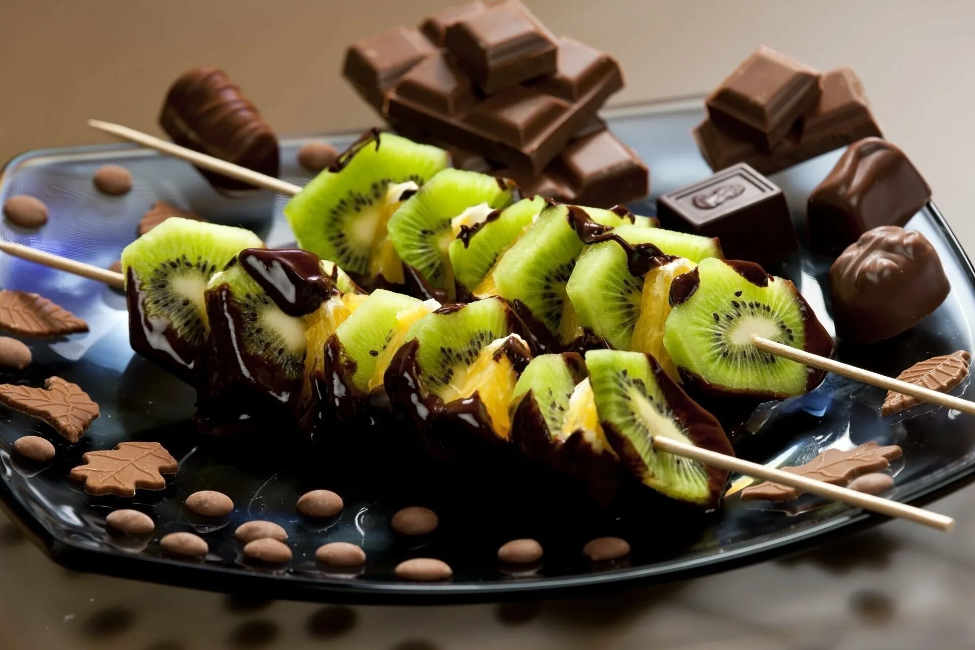 Сочетание шоколада. Фрукты и шоколад. Экзотические сладости. Сладкие фрукты. Фрукты в шоколаде на шпажках.