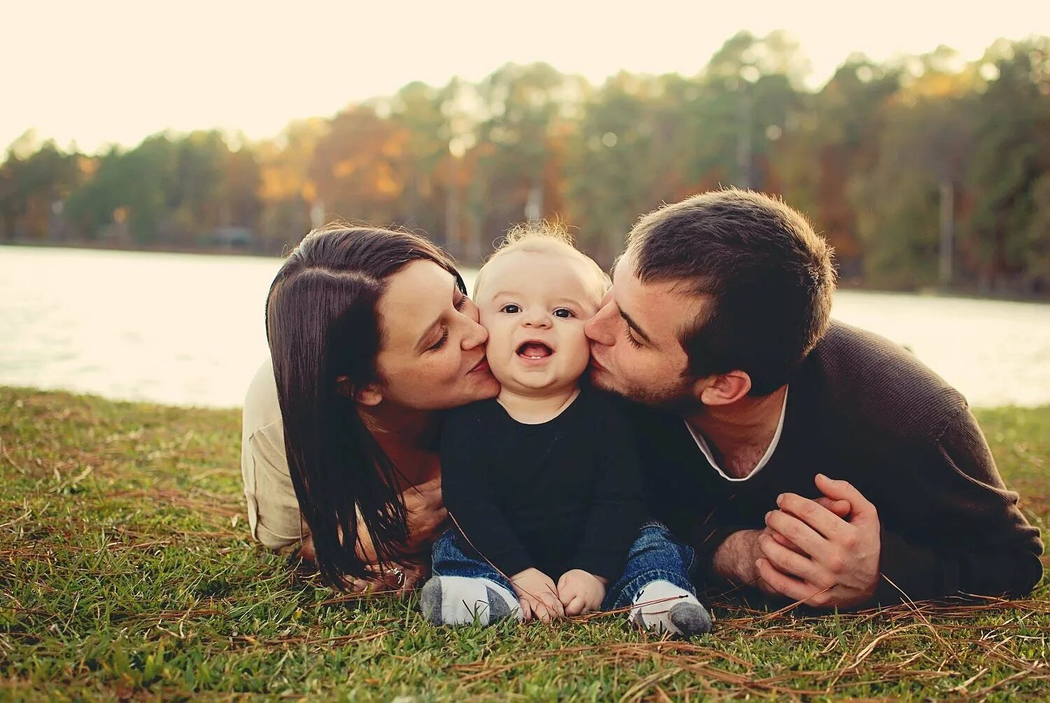 Доч и син. Парень девушка и ребенок. Красивая семья. Семейная фотосессия. Муж жена и ребенок.