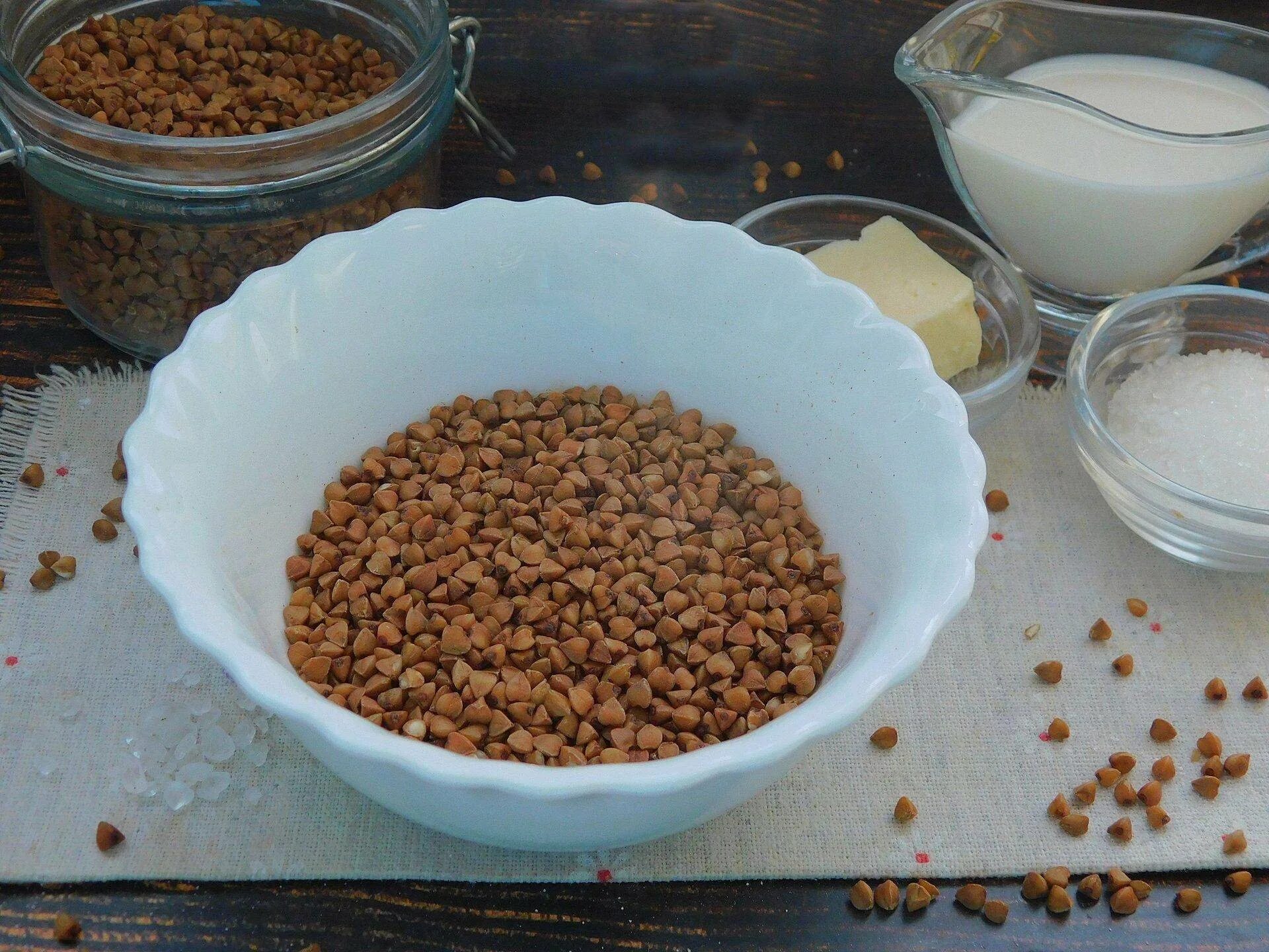 Гречиха ядрица. Диетические блюда из гречки. Гречневая каша в тарелке. Гречка по купечески. Гречка.