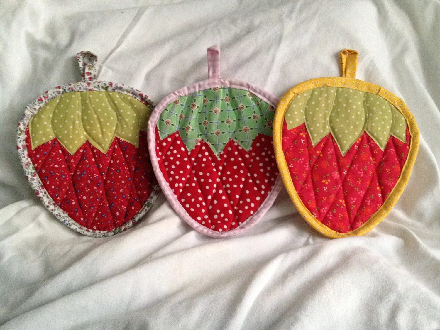 Прихватка-варежка e290912. Шитье прихваток для кухни. Какие есть прихватки. Кухонные прихватки. Стильные прихватки.